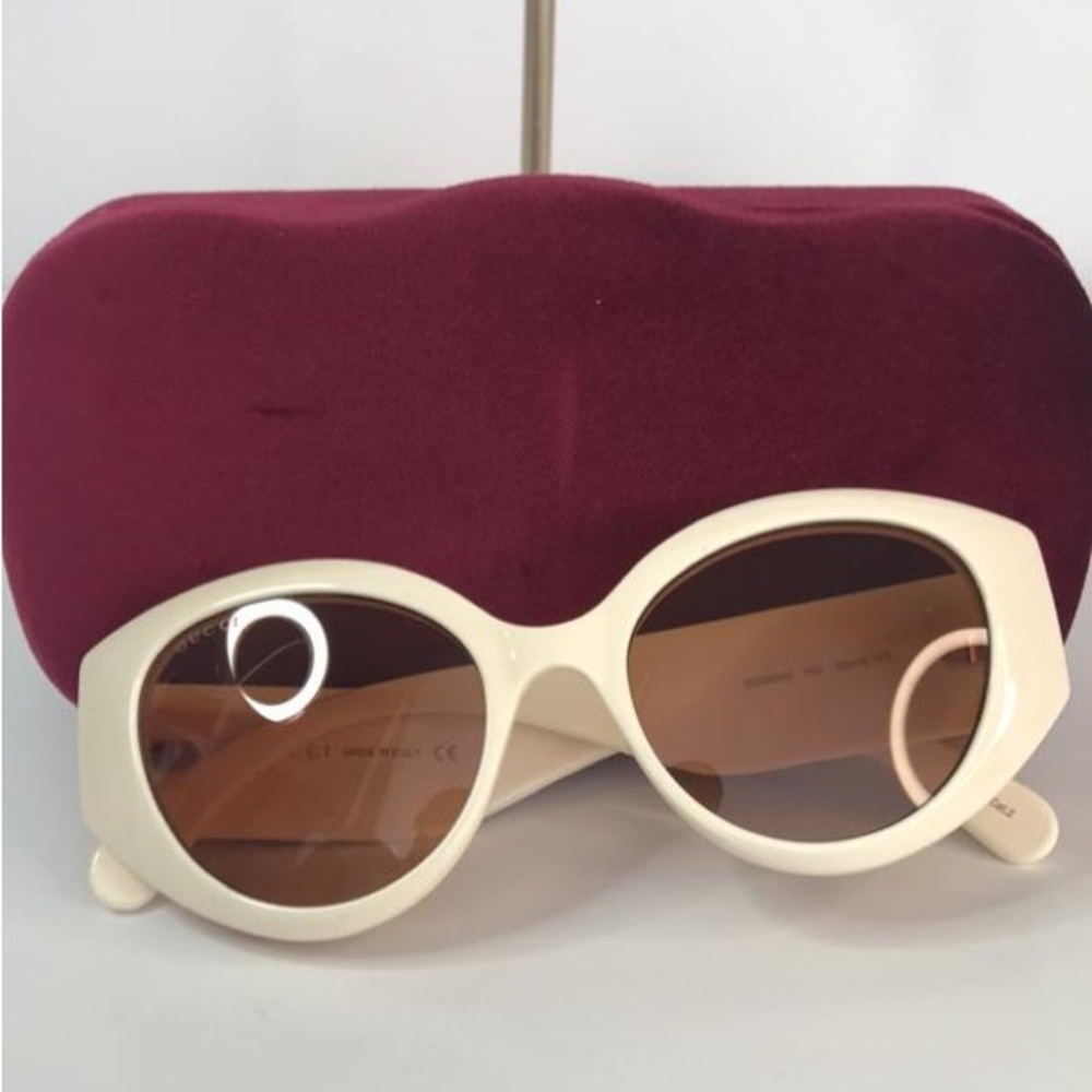 GUCCI GG0809S 002 cat eye sunglass comes in a ivory frame with brown lenses. - Picture 7 of 15